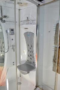 cool shower area in Paris - Saint Paul 3 SP3 luxury apartment