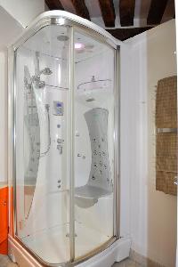 refreshing shower in Paris - Saint Paul 3 SP3 luxury apartment