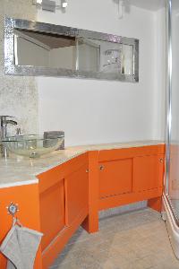 vibrant bathroom of Paris - Saint Paul 3 SP3 luxury apartment