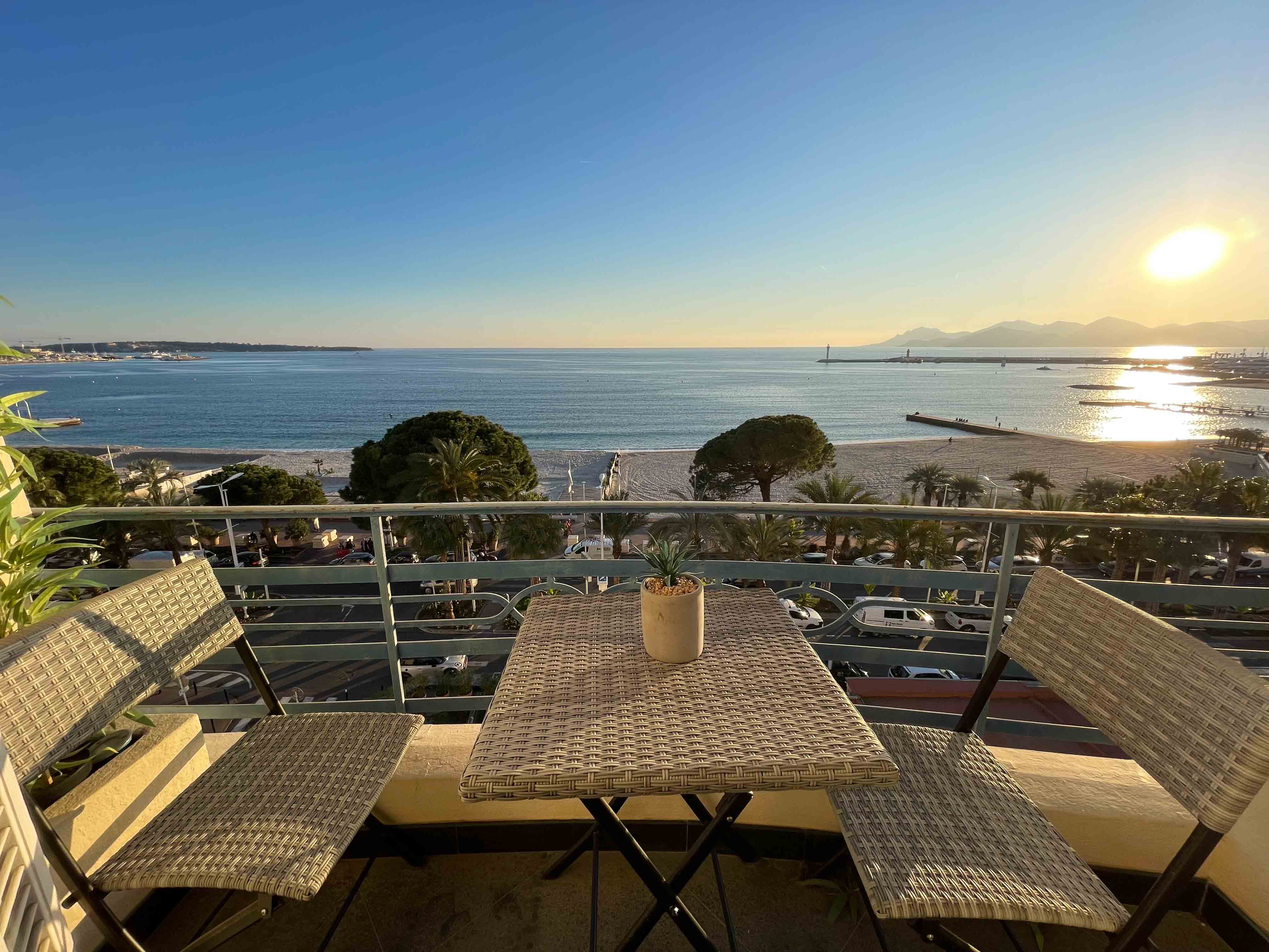 Beachfront 2-bedroom flat with stunning sea view on La Croisette