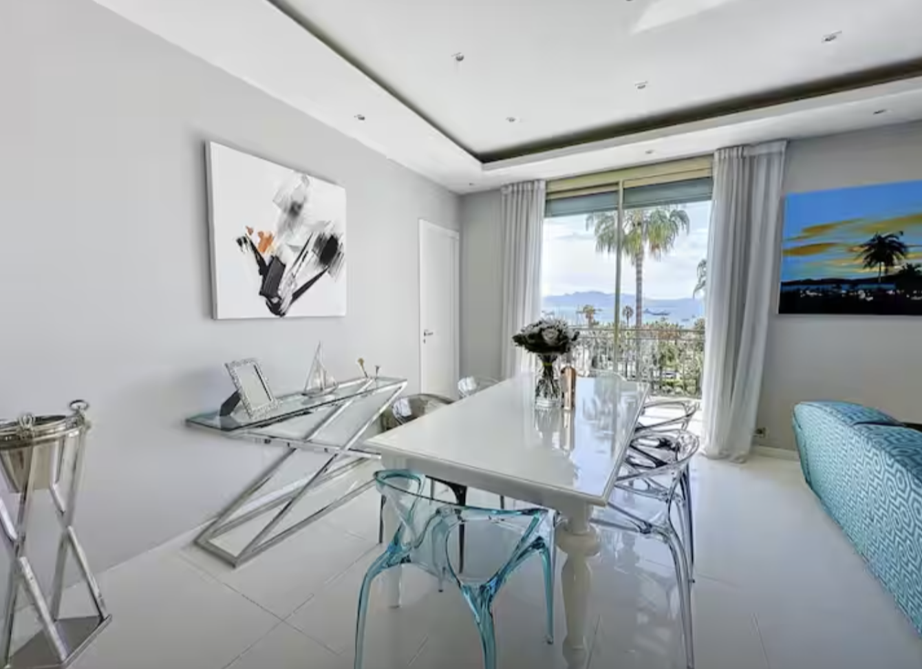 Stunning 3-bedroom flat with stunning sea view on Croisette with Parking