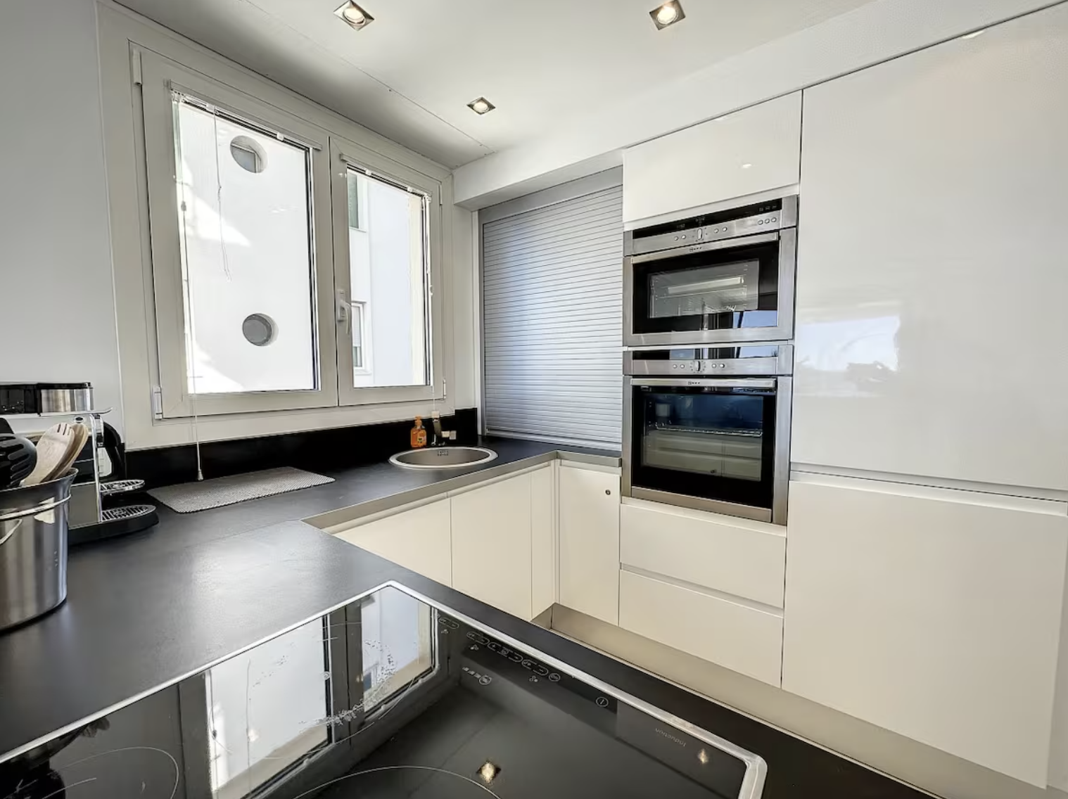 Modern 2-bedroom apartment with stunning sea view on La Croisette