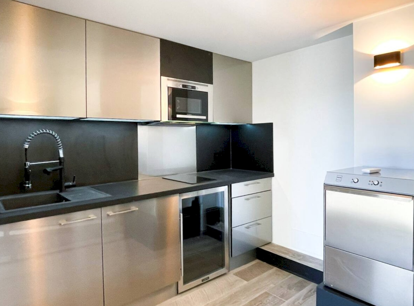 Luxurious penthouse 4 bedroom apartment with jacuzzi