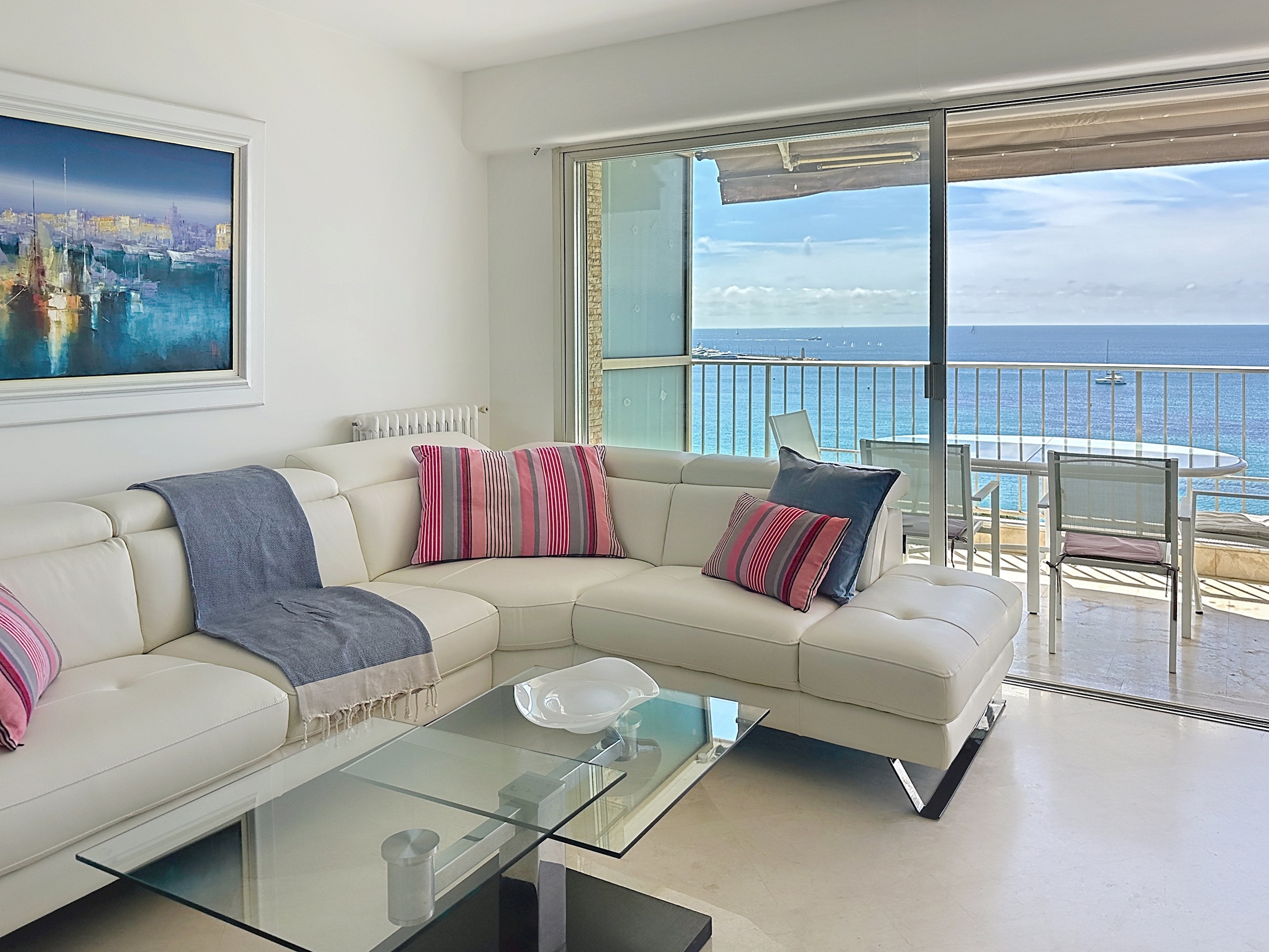 Beachfront 2-bedroom apartment with balcony and parking