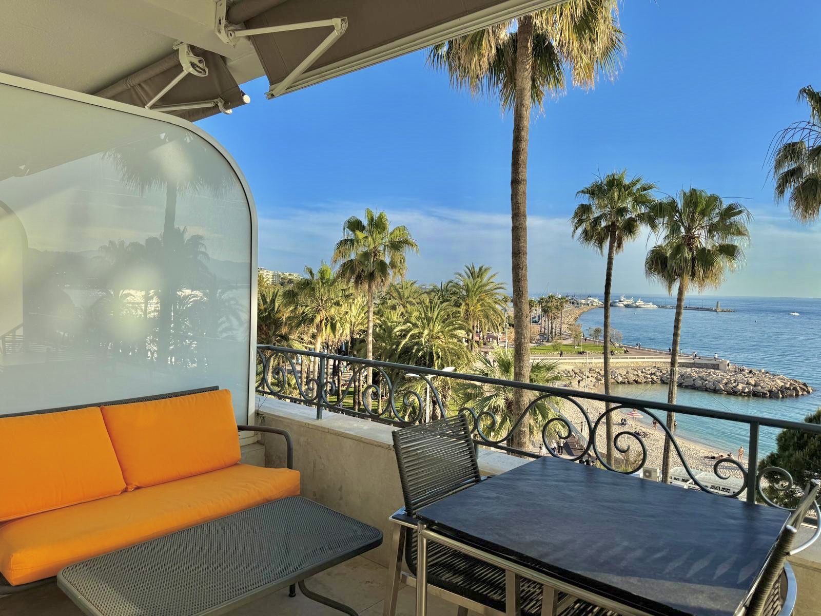 One bedroom apartment with balcony and sea view on La Croisette