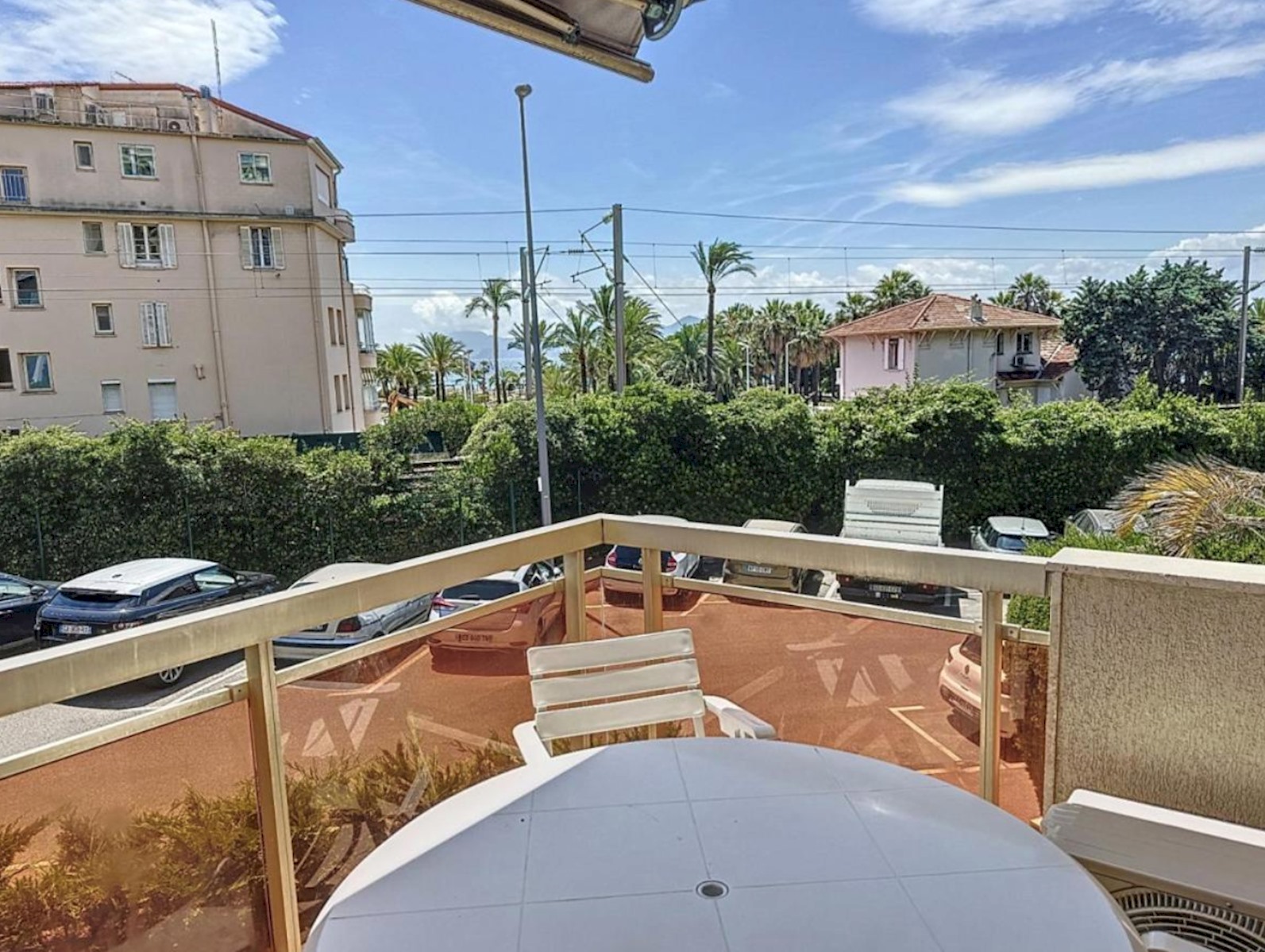 2-bedroom apartment with parking 1 minute walking from La Croisette beach