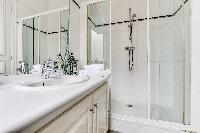 light-filled bathroom, equipped with both a bathtub and shower in a 4-bedroom Paris luxury apartment