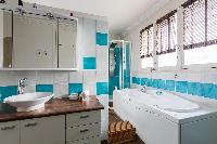 turquoise-and-white bath in Paris luxury apartment
