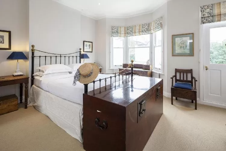 fully furnished London Winchendon Road luxury apartment