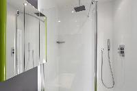 cool rain shower in Marais - Saint Claude luxury apartment