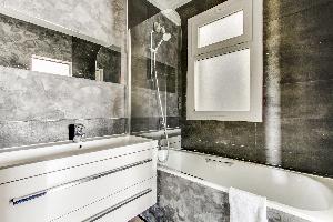 relaxing bathtub in Champs Elysées - Matignon Penthouse luxury apartment