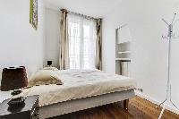 second bedroom with 2 single beds in a 2-bedroom Paris luxury apartment