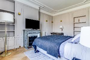 clean and fresh bedroom linens in Notre Dame - Fleurs luxury apartment