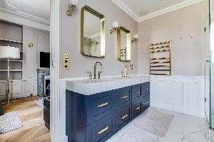 neat and trim bathroom in Notre Dame - Fleurs luxury apartment