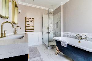 awesome freestanding bathtub in Notre Dame - Fleurs luxury apartment