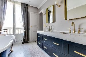 neat and nifty bathroom in Notre Dame - Fleurs luxury apartment