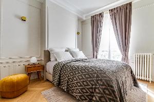 fresh and clean bedroom linens in Notre Dame - Fleurs luxury apartment