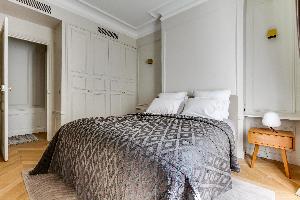 neat and clean bedding in Notre Dame - Fleurs luxury apartment