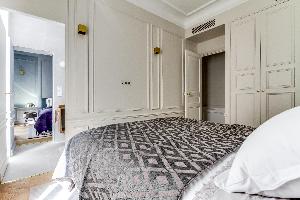 crisp and clean bed sheets in Notre Dame - Fleurs luxury apartment