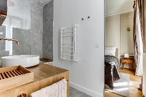 nice en-suite bath in Notre Dame - Fleurs luxury apartment