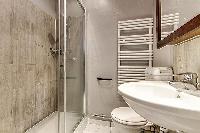 clean bathroom of Port Royal - Les Gobelins luxury apartment