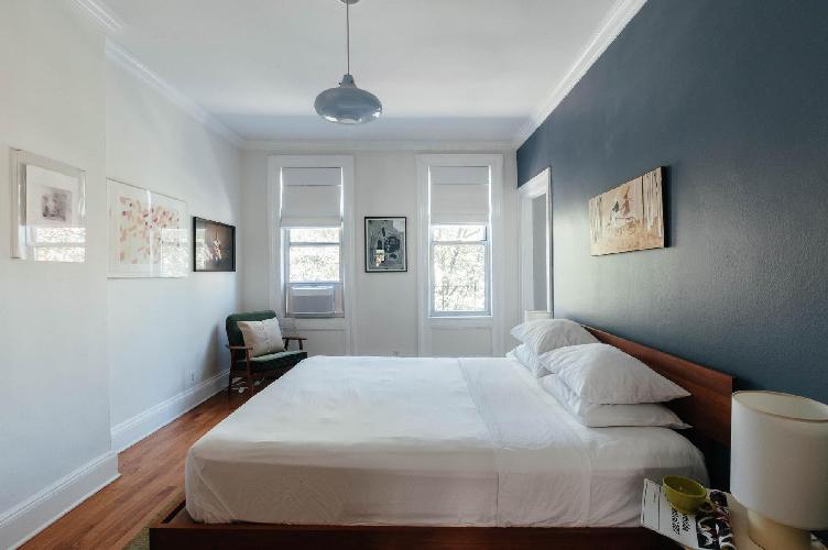 clean bed sheets in Brooklyn Ryerson Street II luxury holiday home and vacation rental