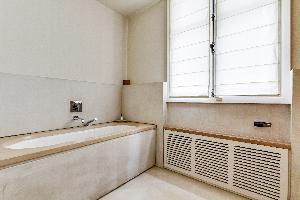 cool bathtub in Ternes luxury apartment, vacation rental