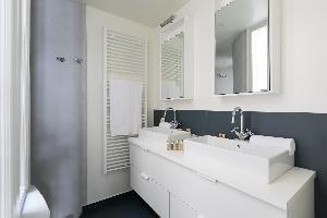 clean bathroom in Boulevard de Bonne Nouvelle IV luxury apartment