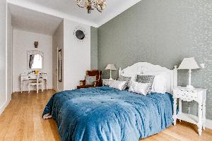 fresh and clean bedroom linens in Marais - Francs Bourgeois luxury apartment