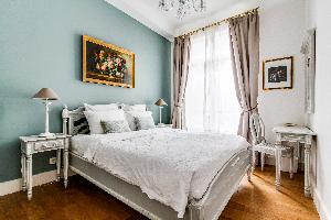 pristine bedding in Marais - Francs Bourgeois luxury apartment