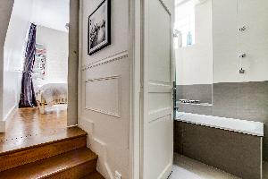 relaxing bathtub in Marais - Francs Bourgeois luxury apartment