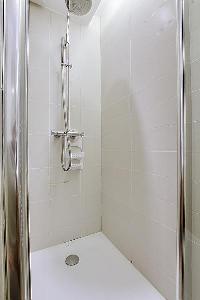 cool shower in Saint Germain des Prés - Dragon II luxury apartment