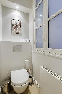 neat toilet and bath Saint Germain des Prés - Dragon II luxury apartment
