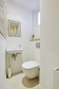 clean and fresh toilet and bath in Saint Germain des Prés - Dragon I luxury apartment