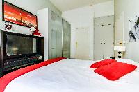 clean and fresh bedding Champs Elysées - Paul Baudry 1 bedroom luxury apartment