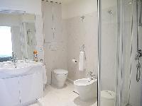 clean and fresh bathroom in Tour Eiffel - Suffren luxury apartment