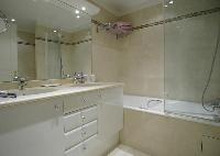 nice bathroom with tub in Passy - Paul Doumer luxury apartment