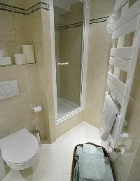 neat shower area in Passy - Paul Doumer luxury apartment