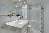 spic-and-span bathroom in Notre Dame - Colbert Suite luxury apartment