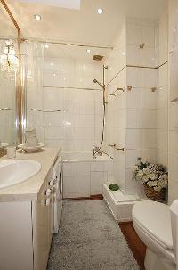 bathroom with a toilet, a sink, and a bathtub with a detachable shower head