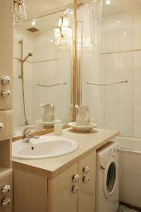 bathroom with a toilet, a sink, and a bathtub with a detachable shower head