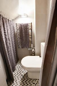 sleek bathroom with a toilet in a 1-bedroom Paris luxury apartment