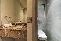 neat and fresh bathroom in Tour Eiffel - Trocadero Albert de Mun