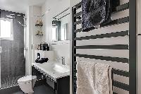 fresh and clean bathroom in Passy - Trocadero I luxury apartment