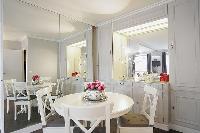 nice dining area in Trocadero - Sablons luxury apartment