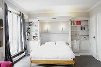 crisp and clean bedroom linens in Trocadero - Sablons luxury apartment