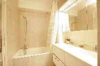 cool bathroom with tub in Trocadero - Sablons luxury apartment