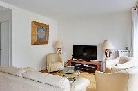 large TV in Trocadero - Poincare luxury apartment