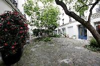 beautiful quiet courtyard in a 1-bedroom Paris luxury apartment