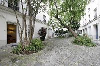 beautiful quiet courtyard in a 1-bedroom Paris luxury apartment